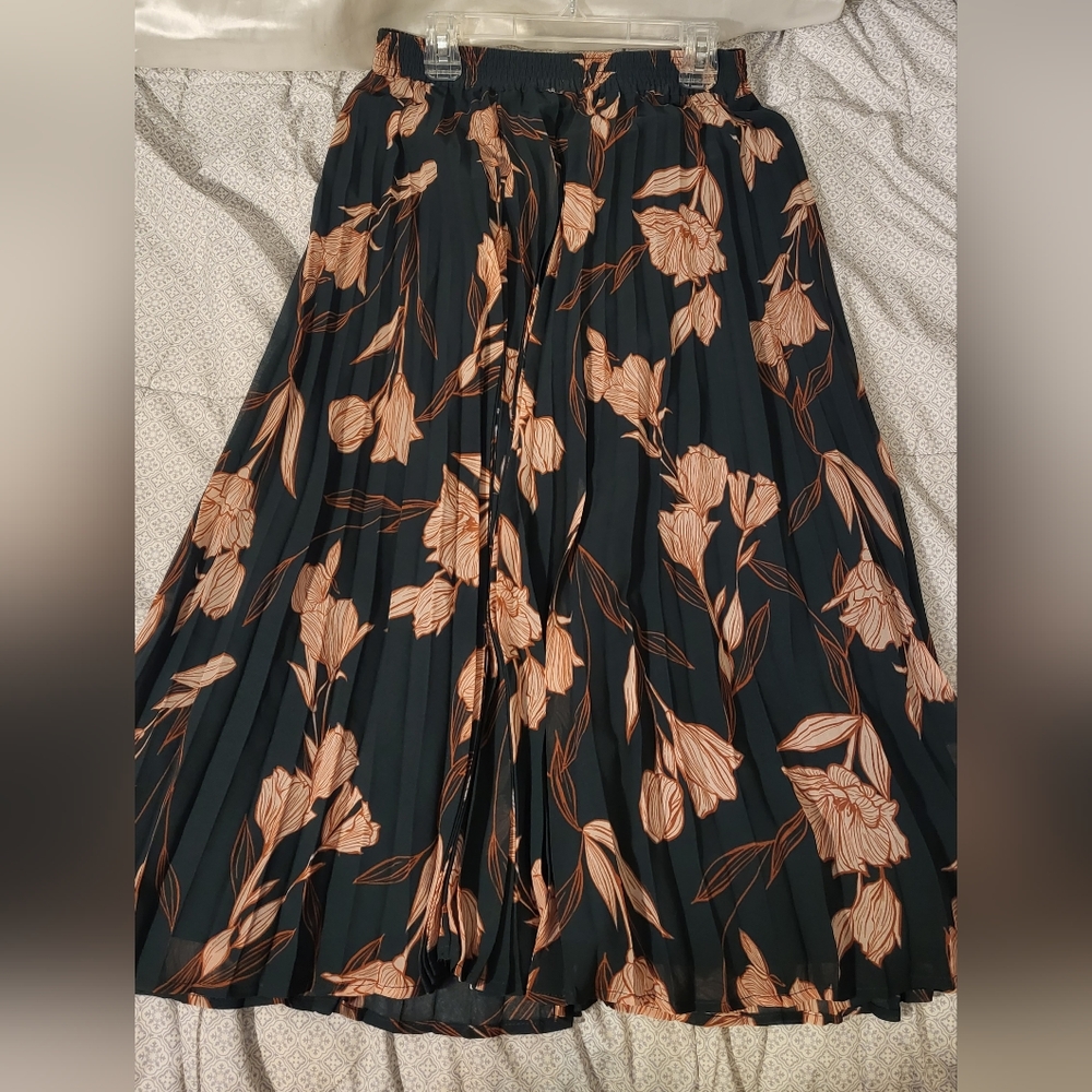 Green and pink floral skirt - Picture 5 of 8